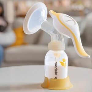 Medela Manual breast pump with Flex Shields Harmony Single Pump